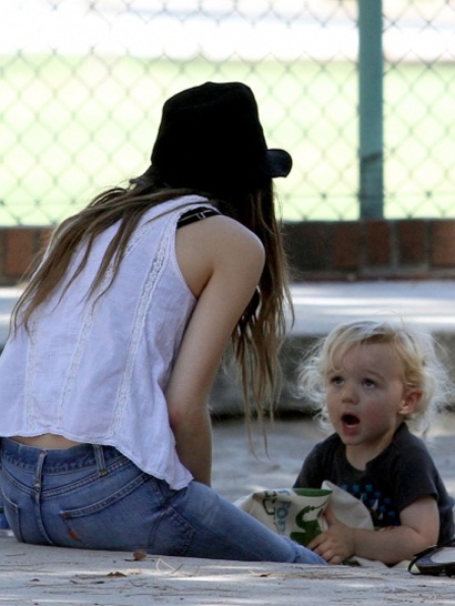 Ashlee Simpson đưa con đi chơi công viên - 5 Ashlee Simpson đưa con đi chơi công viên - 5
