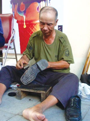 Bảng “hói” 60 năm đánh giày bên Hồ Gươm - 1 Bảng “hói” 60 năm đánh giày bên Hồ Gươm - 1