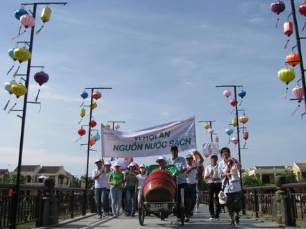 Hơn 2.500 người đi bộ vì môi trường - 2