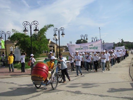 Hơn 2.500 người đi bộ vì môi trường - 1