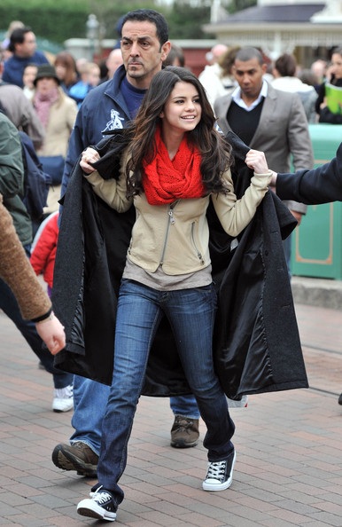 Muôn kiểu khăn quàng của “sao” - 20