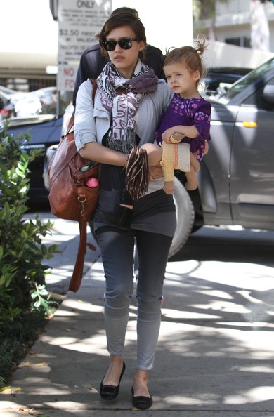 Muôn kiểu khăn quàng của “sao” - 21