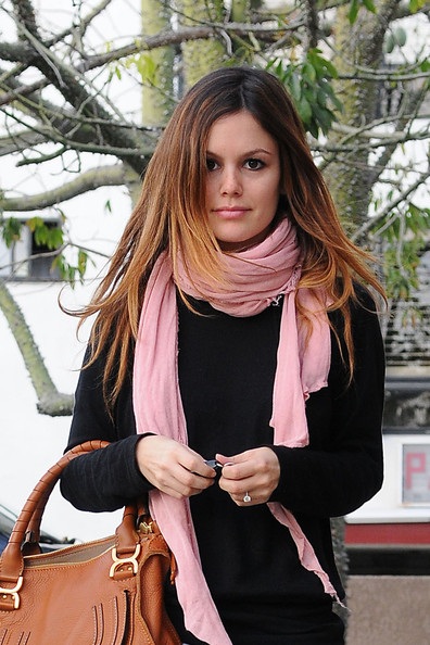 Muôn kiểu khăn quàng của “sao” - 24