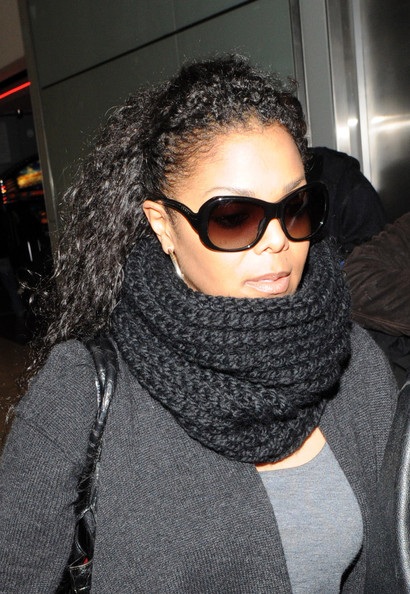 Muôn kiểu khăn quàng của “sao” - 1