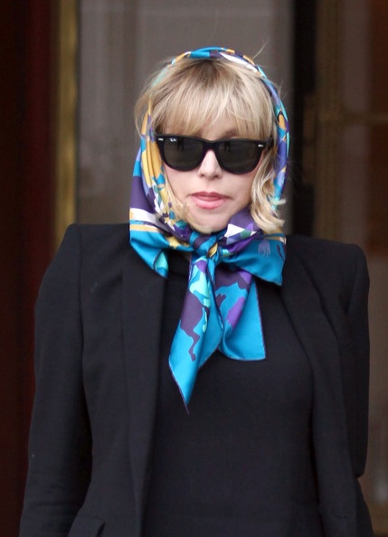 Muôn kiểu khăn quàng của “sao” - 4