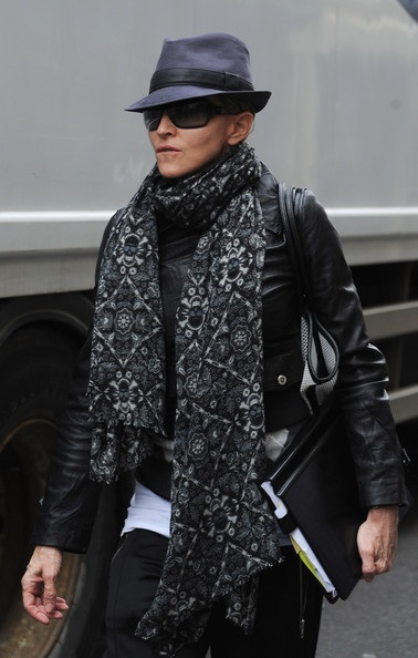 Muôn kiểu khăn quàng của “sao” - 5