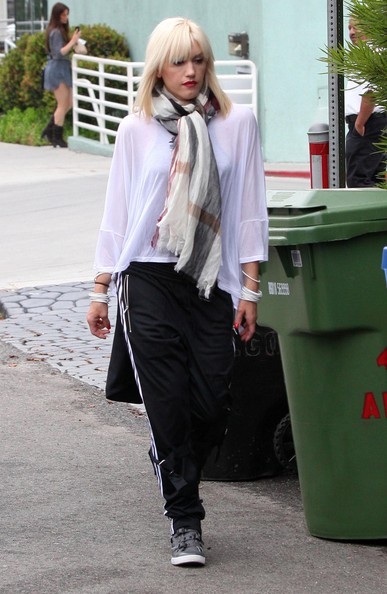 Muôn kiểu khăn quàng của “sao” - 6