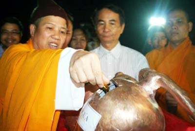 Chen chân dự lễ yểm tim, khai quang tượng Thánh Gióng - 4 Chen chân dự lễ yểm tim, khai quang tượng Thánh Gióng - 4