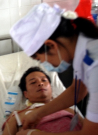 Gọi cửa vờ xin nước rồi đâm người táo tợn - 1 Gọi cửa vờ xin nước rồi đâm người táo tợn - 1