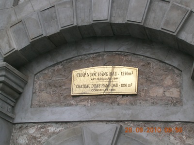 Biển tên tháp nước Hàng Đậu lem nhem vữa    - 1