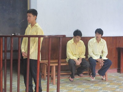 Nhóm côn đồ trêu ghẹo con gái, giết người già - 1 Nhóm côn đồ trêu ghẹo con gái, giết người già - 1