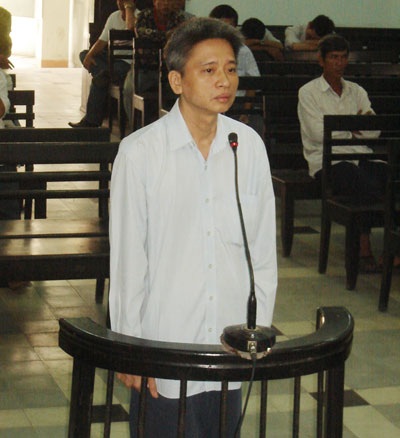 Làm giả giấy tờ đi lừa đảo, lĩnh 14 năm tù - 1