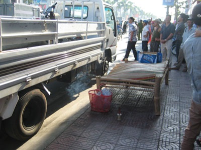 Một phụ nữ tử nạn thương tâm, nghi bị xe cán - 1