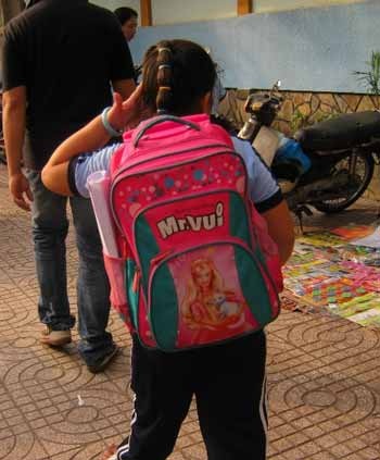 “Cõng” sách tới trường: “Ác mộng” của học sinh - 2