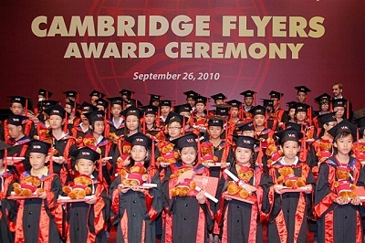 Trao chứng chỉ Cambridge Flyers cho 408 học viên - 1 Trao chứng chỉ Cambridge Flyers cho 408 học viên - 1