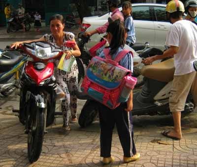 “Cõng” sách tới trường: “Ác mộng” của học sinh - 3