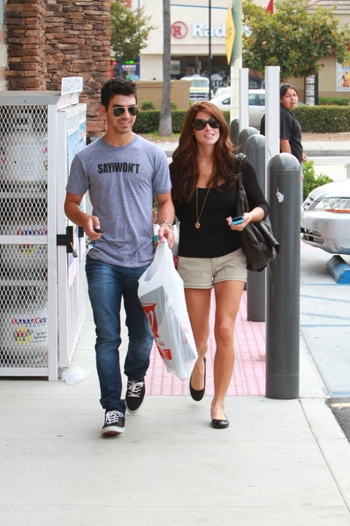 Joe Jonas - Ashley Greene: Nắm tay tình tứ - 5 Joe Jonas - Ashley Greene: Nắm tay tình tứ - 5
