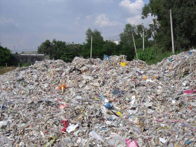 Hàng trăm tấn rác "vô chủ" vây kín làng đại học Thủ Đức - 1 Hàng trăm tấn rác "vô chủ" vây kín làng đại học Thủ Đức - 1