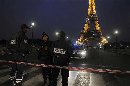 Tháp Eiffel lại sơ tán, châu Âu phá âm mưu tấn công nhiều thành phố - 1 Tháp Eiffel lại sơ tán, châu Âu phá âm mưu tấn công nhiều thành phố - 1