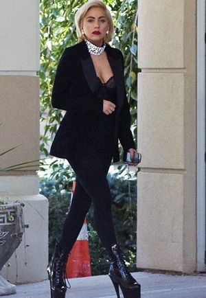 Chán váy thịt Lady Gaga “biến” thành vợ Bill Clinton - 2