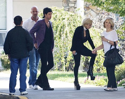 Chán váy thịt Lady Gaga “biến” thành vợ Bill Clinton - 3