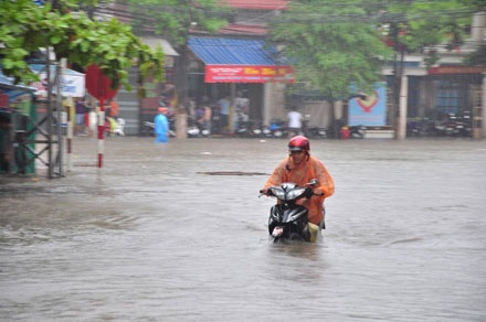 “Nóng” nỗi lo ngập úng trong mùa mưa - 1