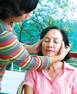 Xoa huyệt đạo chữa cảm mạo, nhức đầu - 1 Xoa huyệt đạo chữa cảm mạo, nhức đầu - 1