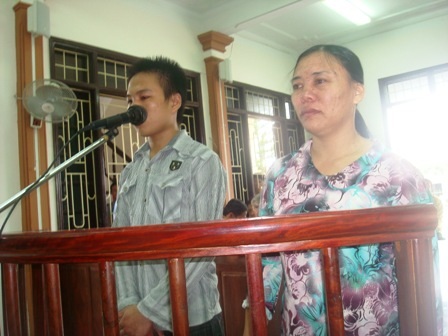 Đẫm nước mắt trong phiên tòa cuối tháng  - 1