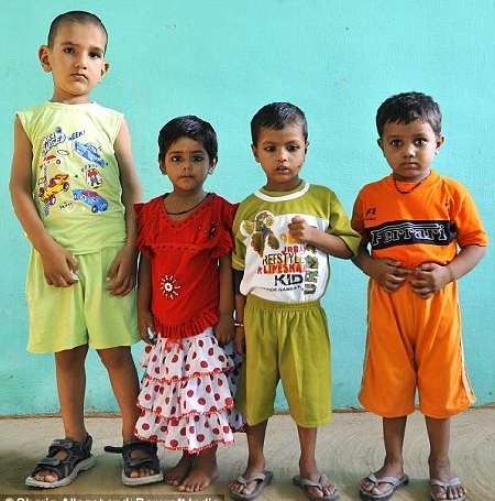 Cậu bé 2 tuổi rưỡi cao bằng trẻ 10 tuổi - 1