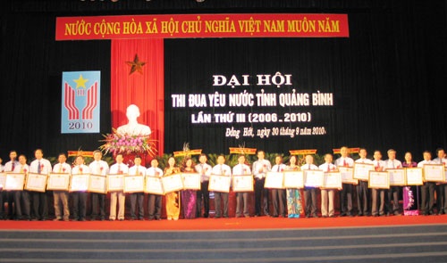 Hàng trăm tập thể, cá nhân được phong anh hùng, tặng huân chương - 1 Hàng trăm tập thể, cá nhân được phong anh hùng, tặng huân chương - 1