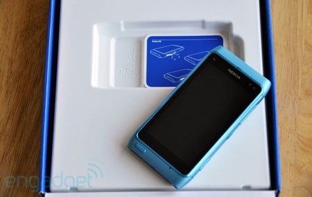 Mở hộp Nokia N8 đầu tiên - 4 Mở hộp Nokia N8 đầu tiên - 4