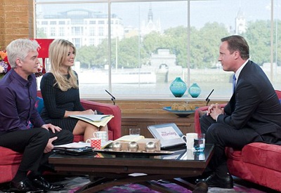 Thủ tướng Anh David Cameron đi tất rách - 1