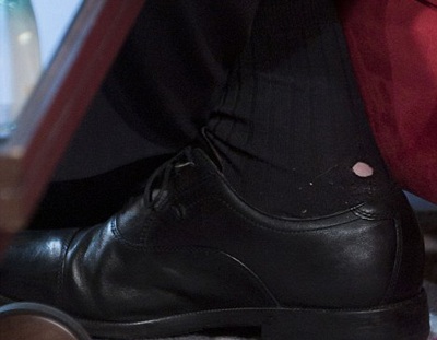 Thủ tướng Anh David Cameron đi tất rách - 2