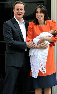 Thủ tướng Anh David Cameron đi tất rách - 3