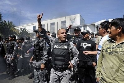 Tổng thống bị cảnh sát tấn công, Ecuador trong tình trạng báo động - 3 Tổng thống bị cảnh sát tấn công, Ecuador trong tình trạng báo động - 3