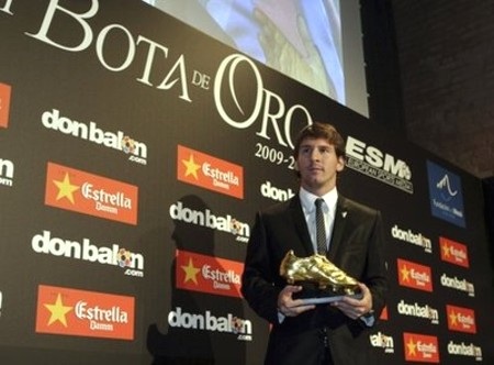 Messi nhận giải “chiếc giày vàng châu Âu” - 1