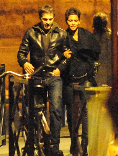 Halle Berry vui vẻ bên bồ mới - 1