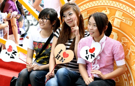 Hàng ngàn người hân hoan, náo nức mừng Đại lễ - 12 Hàng ngàn người hân hoan, náo nức mừng Đại lễ - 12