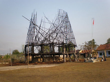 Nhà Rông cháy, xây lại bằng bê tông cốt thép - 1