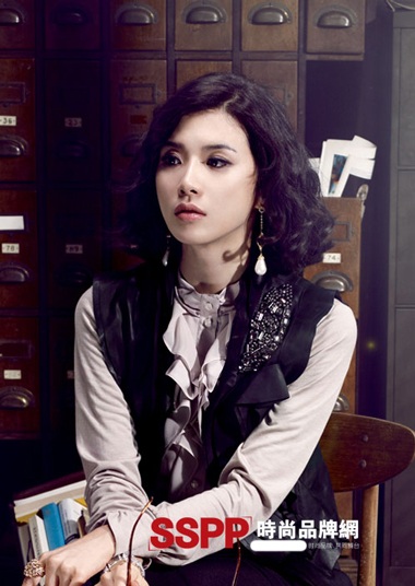 Lee Bo Young đa phong cách với “cá sấu” châu Á - 15 Lee Bo Young đa phong cách với “cá sấu” châu Á - 15