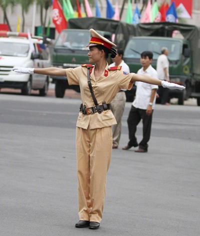 Những “bóng hồng” điều khiển giao thông trong Đại lễ  - 1 Những “bóng hồng” điều khiển giao thông trong Đại lễ  - 1