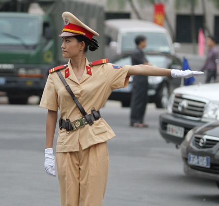 Những “bóng hồng” điều khiển giao thông trong Đại lễ  - 2 Những “bóng hồng” điều khiển giao thông trong Đại lễ  - 2