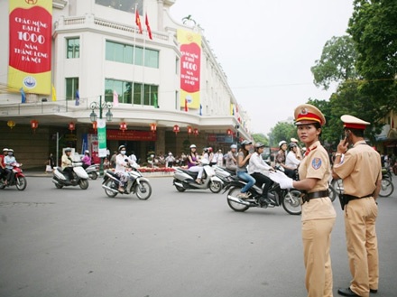 Những “bóng hồng” điều khiển giao thông trong Đại lễ  - 3 Những “bóng hồng” điều khiển giao thông trong Đại lễ  - 3