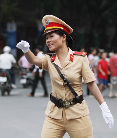 Những “bóng hồng” điều khiển giao thông trong Đại lễ  - 4 Những “bóng hồng” điều khiển giao thông trong Đại lễ  - 4