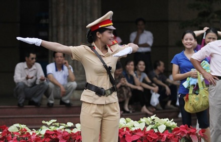 Những “bóng hồng” điều khiển giao thông trong Đại lễ  - 5 Những “bóng hồng” điều khiển giao thông trong Đại lễ  - 5