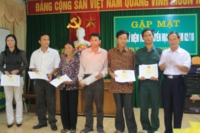 Hà Tĩnh: Tuyên dương các gia đình có con đậu thủ khoa ĐH năm 2010 - 1