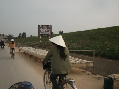 Xin đừng biến lòng đường thành sân phơi  - 1