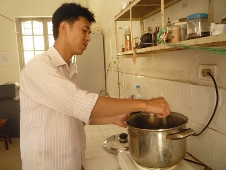Sinh viên Bách khoa làm thuốc nhuộm từ lá cây - 3