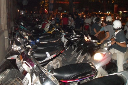 Kẹt cứng đêm đầu tiên Đại lễ - 2