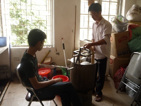 Sinh viên Bách khoa làm thuốc nhuộm từ lá cây - 1